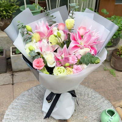 吕梁9朵玫瑰混搭百合，爱恋纯真无邪